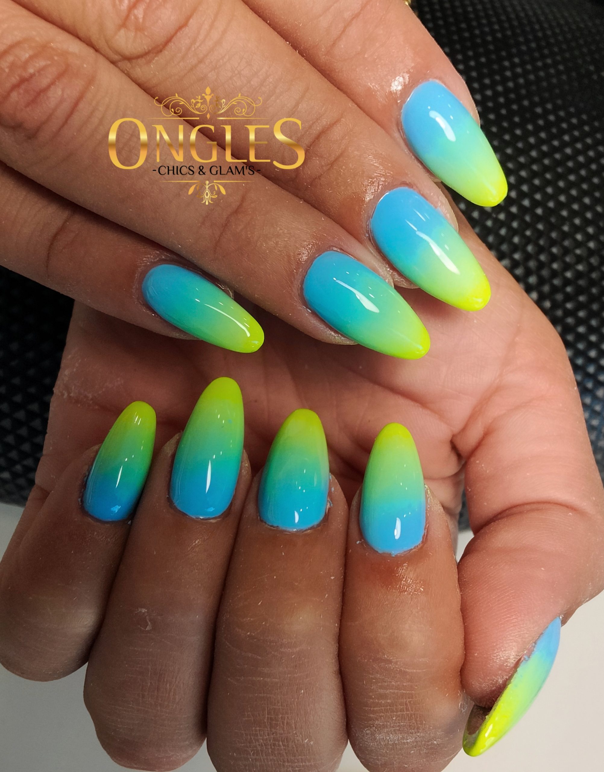 Ongles multicolores bleu et jaune