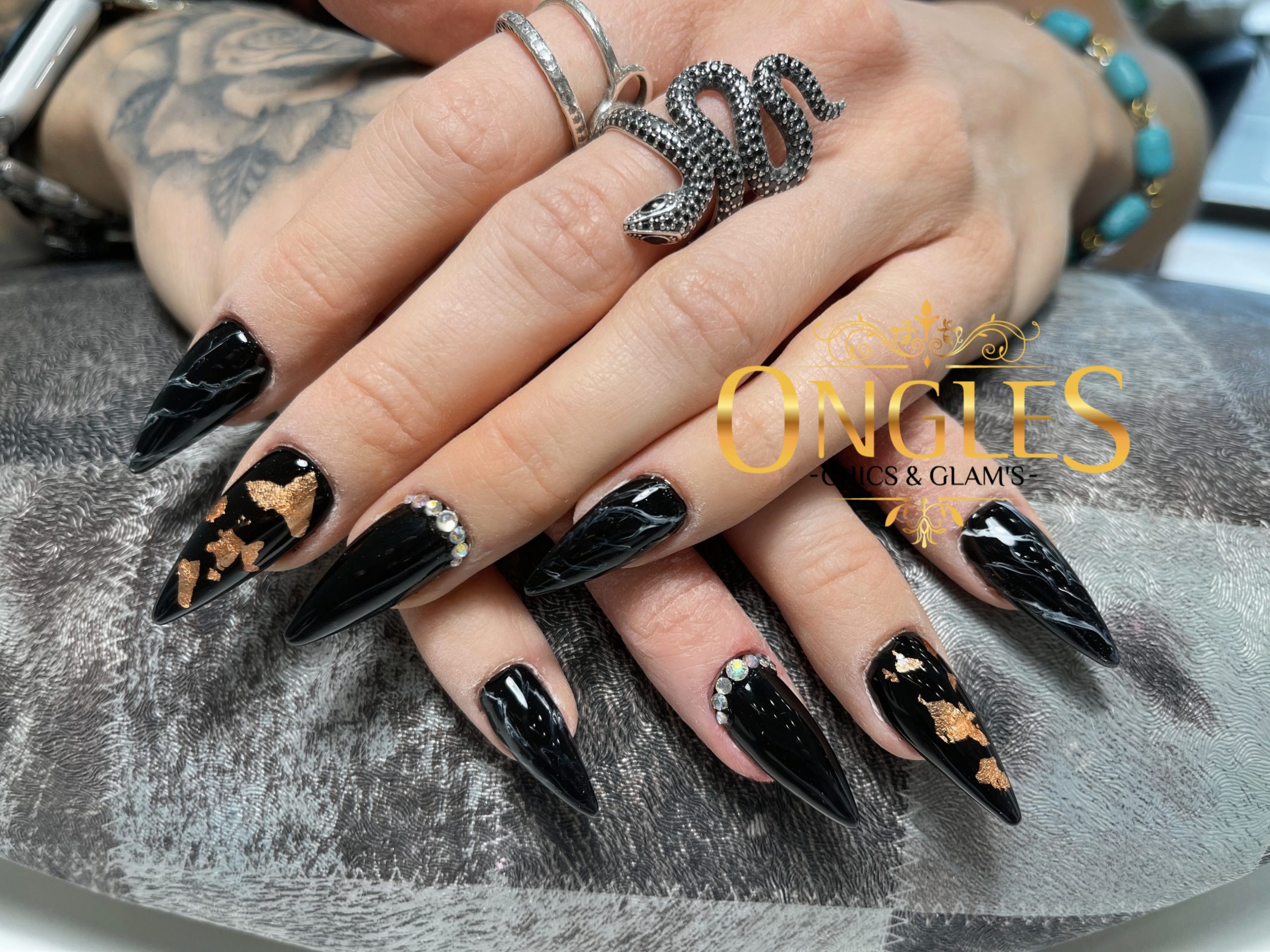 Ongles noirs avec nail art doré
