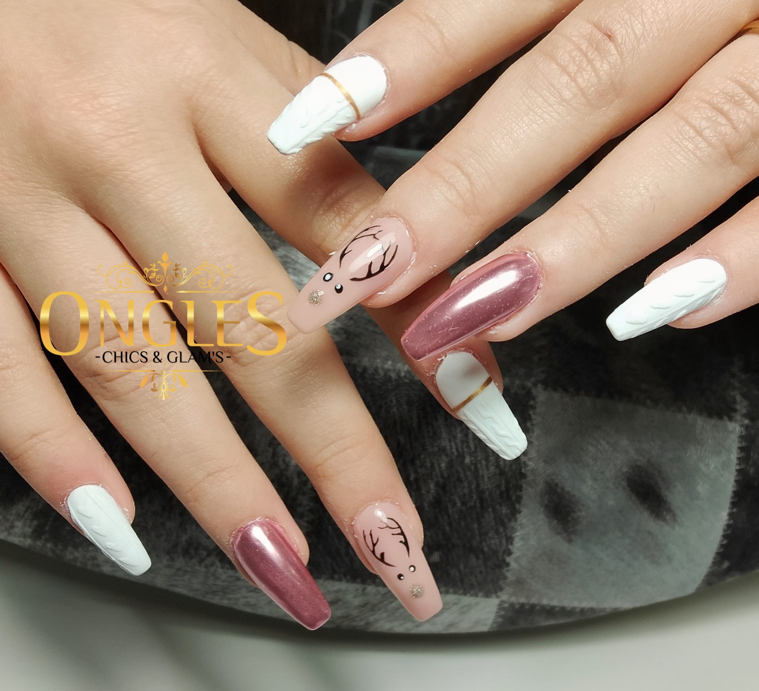 Ongles roses et blancs avec nail art